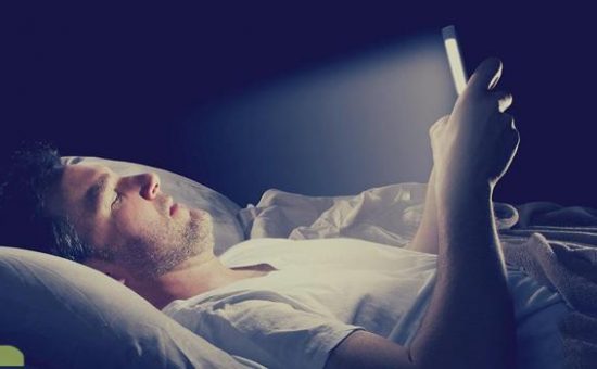 چگونه نور صفحه نمایش روشن به خواب انسان آسیب می زند؟